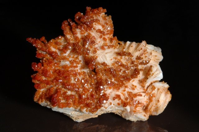 Vanadinite_on_Barite