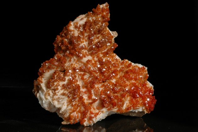 Vanadinite_on_Barite
