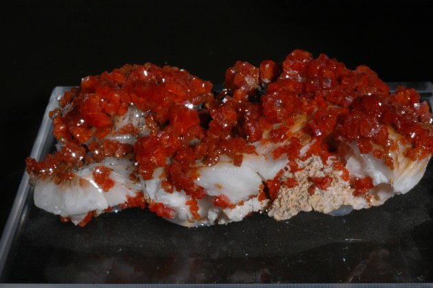 Vanadinite_on_Barite